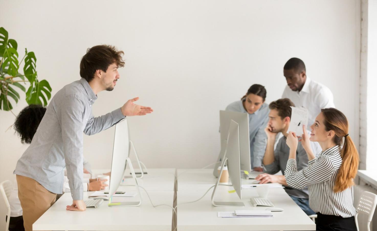 Consulente che illustra le opzioni di copertura assicurativa a un cliente